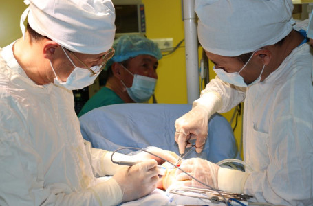 Алматылық хирургтер жаңа туған нәрестеден алып ісікті алып тастады