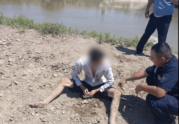 Қызылордалық полицей күріштіктің суын тексеремін деп суға батқан студентті құтқарды