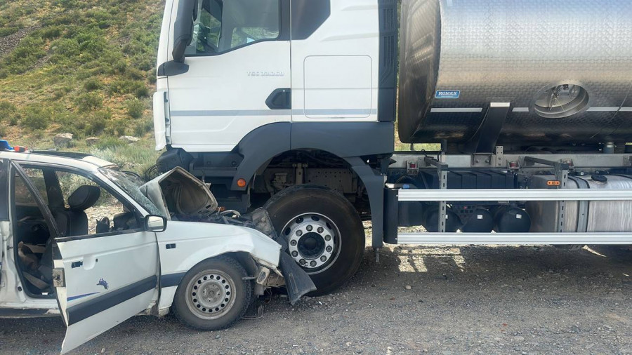 Жетісу облысында автокөлік жол жиегінде тұрған жүк көлігінің астына кіріп кетті