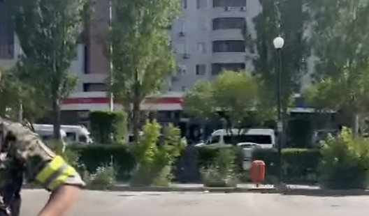 Астанадағы банкте кепілге алынған адамдар босатыла бастады