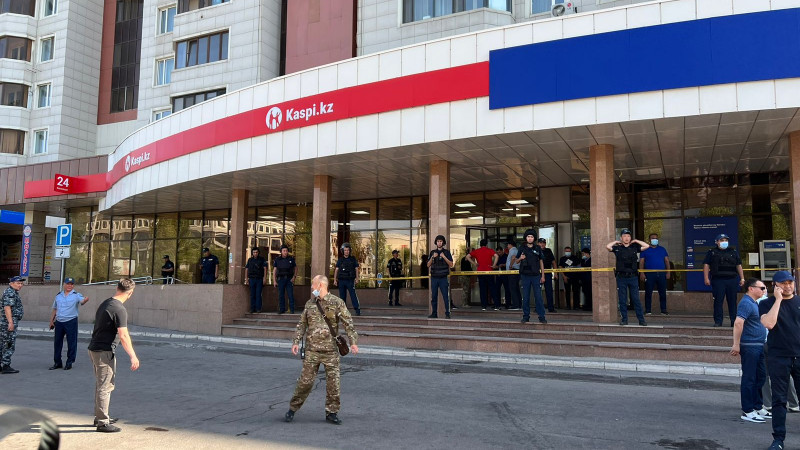 Астанада банк қызметкерлерін кепілге алған ер адам екі айға қамауға алынды