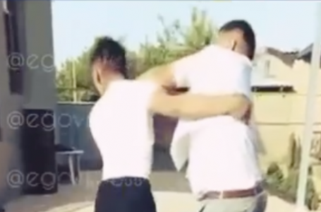 Түркістан облысында мектеп директорының туысымен төбелескен видеосы тарап кетті