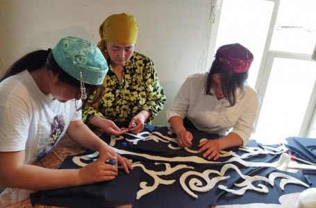 Түркістан тұрғыны миранос қойдың жүнінен түрлі бұйымдар жасайды