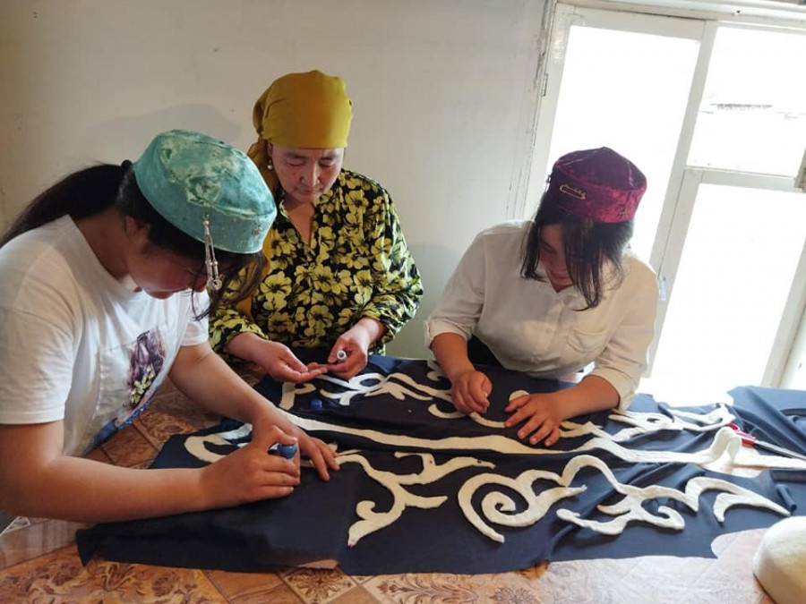 Түркістан тұрғыны миранос қойдың жүнінен түрлі бұйымдар жасайды