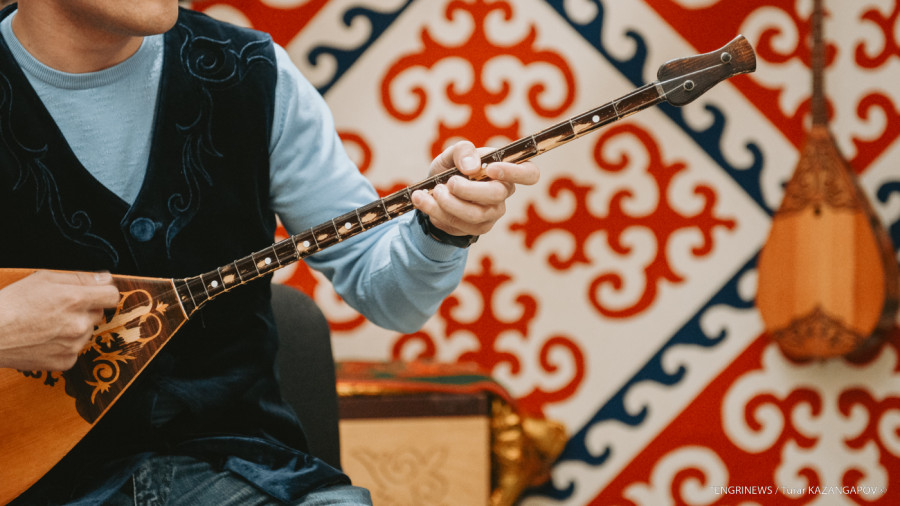 Домбыра, гитара, пернелі: қазақстандық отбасылардың үйінен көбінен қандай аспап табылады?