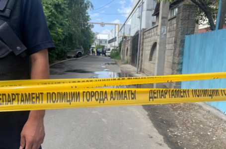 Алматылық атқыштың әйелінің үйін полицейлер қоршауға алды