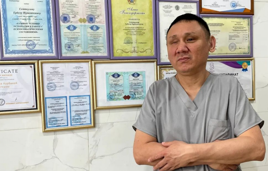 Көзі мүлде көрмейтін алматылық массажист: "20 жыл бойы келіп жүрген пациенттерім бар" 