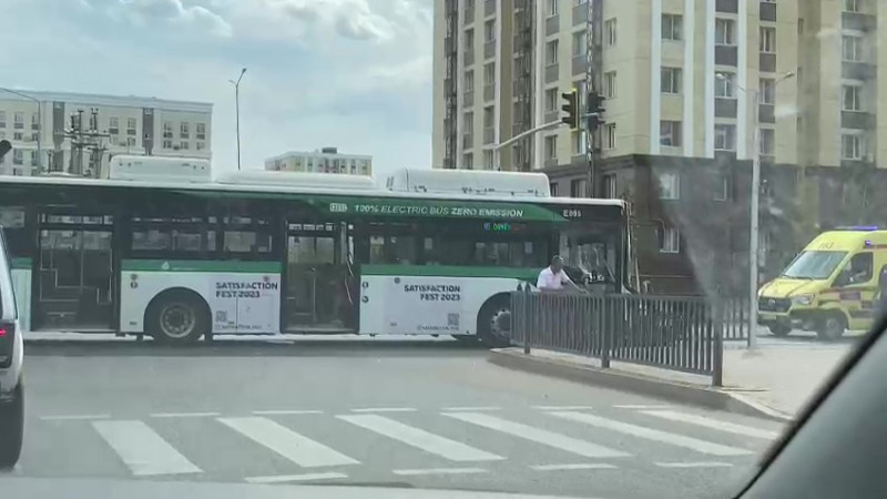Астанада жеңіл көлік жолаушылар мінген автобусқа соғылды: жарақат алғандар бар