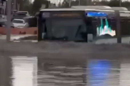 "Көлгіновтен көл қалды". Астанада су басқан көшелерде автобустар "жүзіп жүр"