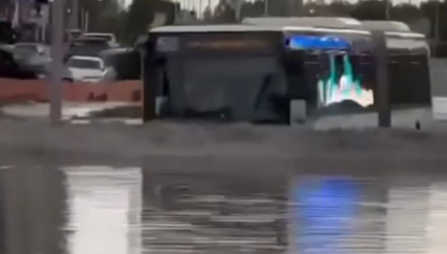 "Көлгіновтен көл қалды". Астанада су басқан көшелерде автобустар "жүзіп жүр"