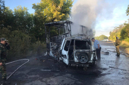 Абай облысында жолаушылар мінген автобус пен жеңіл көлік соқтығысып, бір адам мерт болды