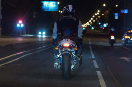 Ақмола облысында мотоцикл жүргізушісі адам қағып кетті: екеуі де ауруханада жатыр