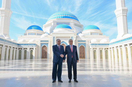 Қазақстан мен Тәжікстан президенттері Астанадағы бас мешітке барды