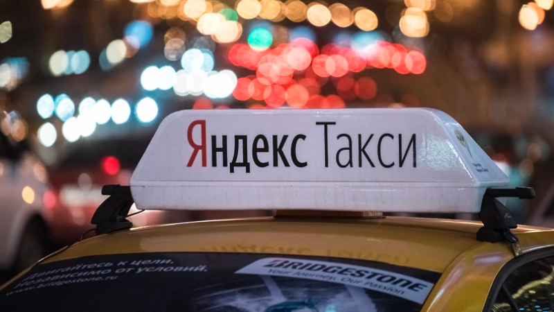 "Яндекс" жүргізушісі рөлде келе жатып насыбай атып, салдарынан ұйықтап кеткен