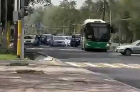 Алматыда жүргізушісі жоқ автобус бірнеше көлікке соғылды