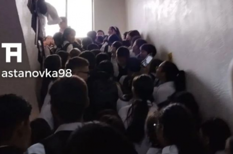 "Білім алушы көп". Астанадағы мектептердің бірінде оқушылар қысылып қалған