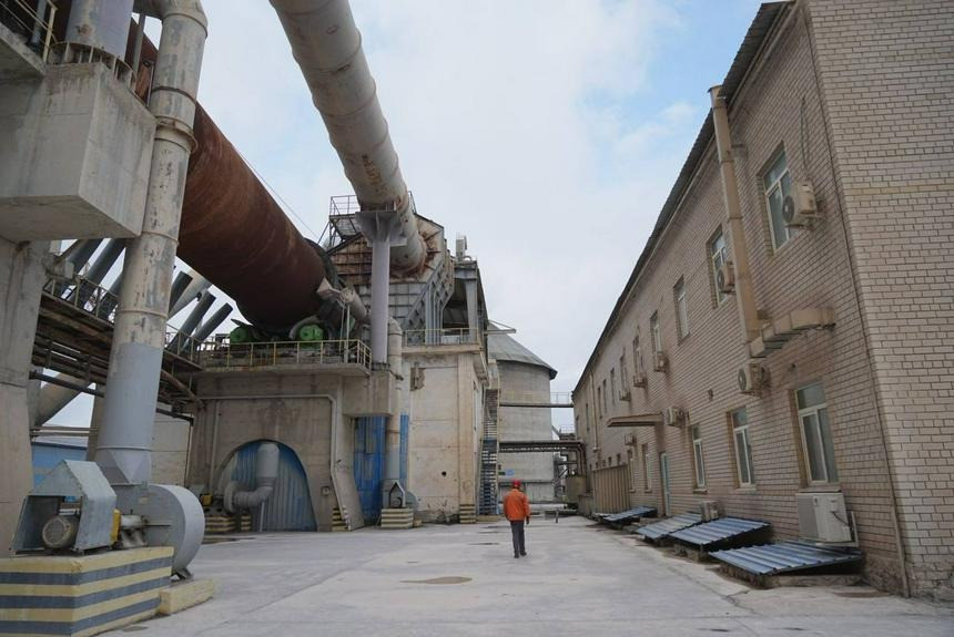 Жалақы аз, еңбек жағдайы нашар: Абай облысы цемент зауытының жұмысшылары Президентке шағымданды
