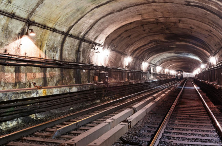 Жолаушылар құлаған заттарын көтеру үшін метро рельсіне секірген