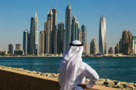 100-ден аса көлігі, бірнеше елде резиденциясы бар: шөл даланы Дубайға айналдырған тұлға жайлы не белгілі?