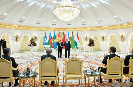 Тоқаевтың ұсынысымен Өзбекстан президенті "Түркі әлемінің ең жоғарғы орденімен" марапатталды