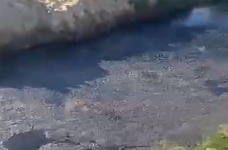 "Малымыз өліп жатыр". Ақтөбе облысында тұрғындар кәріз құбырынан аққан суға наразы 