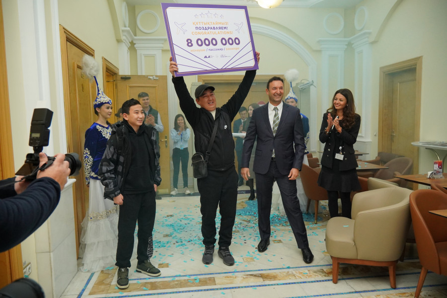 Алматы әуежайы 8 милионыншы жолаушыны ерекше қарсы алды