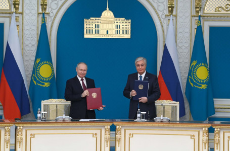 Тоқаев пен Путин аймақтық және жаһандық деңгейдегі өзекті мәселелер жөнінде пікір алмасты