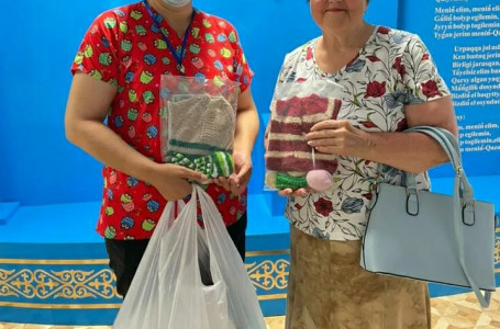 Атыраулық 73 жастағы волонтер әжей шала туған шақалақтарға таза жүннен киім тоқып жүр