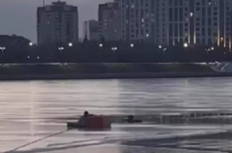 Астанада ер адам мұз астына түсіп кеткен баланы құтқарып қалды