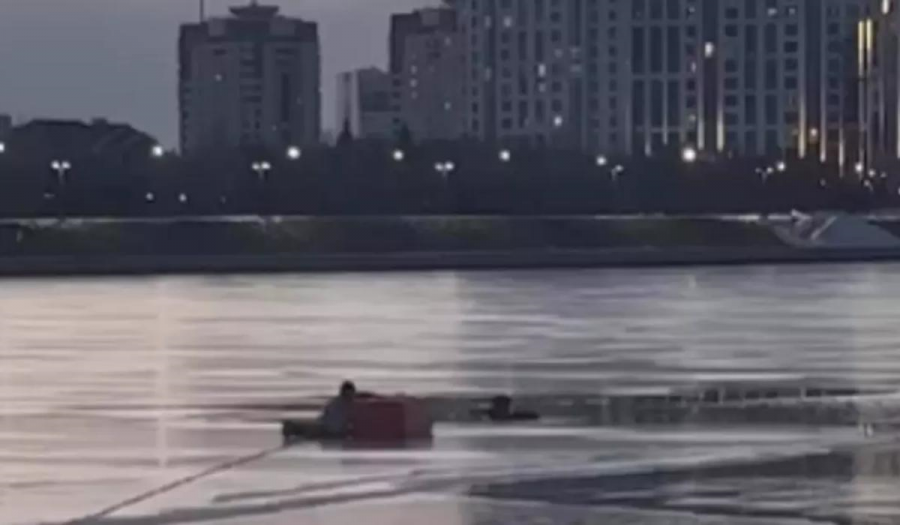Астанада ер адам мұз астына түсіп кеткен баланы құтқарып қалды