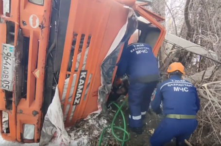 Алматы облысында Камаз аударылып, көліктің ішінде жүргізуші қалып қойған
