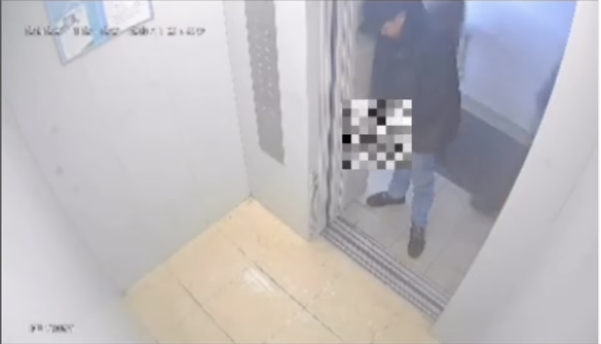 Астанада ер адам лифтінің жанында дәрет сындырған