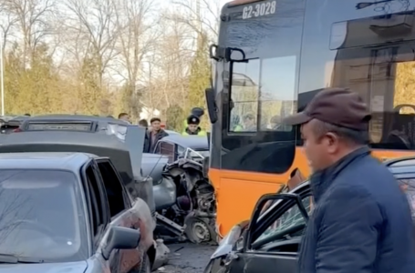 "Көзі ілініп кеткен". Таразда автобус жол жиегінде тұрған көліктерді жапырып өтті