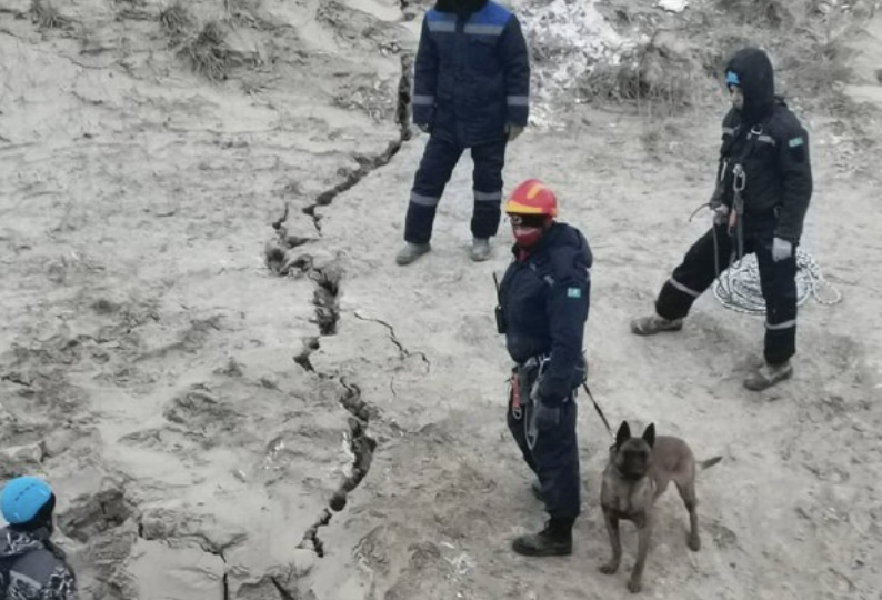 Майқайың кенішінде ауыр техника төменге түсу үшін жол жасалып жатыр