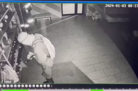 БҚО-да жалған доллар ұрлап кеткен ер адам видеоға түсіп қалған