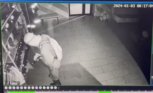 БҚО-да жалған доллар ұрлап кеткен ер адам видеоға түсіп қалған