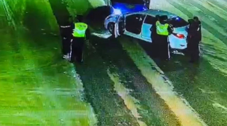 Қостанайда таксист өзін пышақпен қорқытқан жолаушыдан құтылу үшін әдейі полицияның көлігін соққан