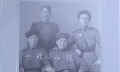 Сағадат Нұрмағамбетовтың Кеңес Одағының батыры атағын алып жатқан суреттері көпшілік назарына ұсынылды