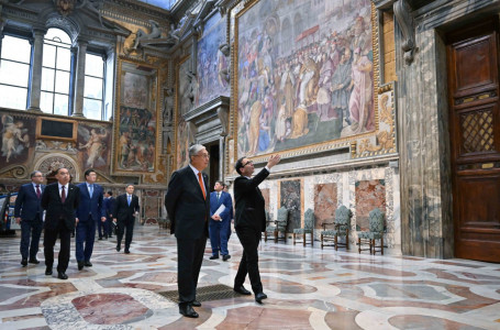Президент Ватикандағы музейді аралады