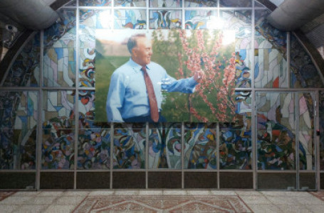 Алматыдағы метро станциясынан Назарбаевтың портреті алынып тасталған