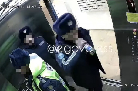 Лифтіге сыра ішіп кірген астаналық полицейлер видеоға түсіп қалды