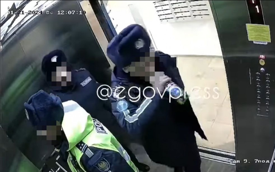 Лифтіге сыра ішіп кірген астаналық полицейлер видеоға түсіп қалды