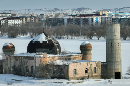 Төңірегінде түрлі аңыз да айтылады: 30 жыл бұрын салына бастаған мешіт әлі сол күйінде тұр