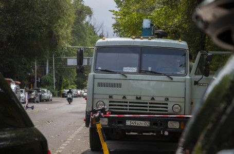 Алматыда ағаш құлап, әйел қаза тапқан қайғылы жайт: оқиға орнында не болып жатыр?