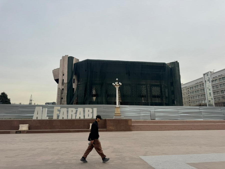 "Жер сілкінісінде зақым келген". ҚазҰУ-дың Студенттер сарайы төңірегінде дау шықты