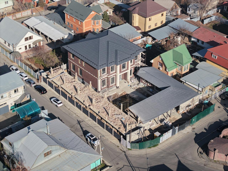 Алматыда заңсыз ірі нысан сүріліп жатыр: егжей-тегжейі