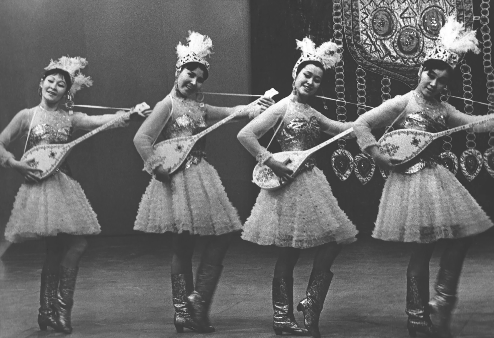 Оның түйілген аяқтарының арасындағы мүше