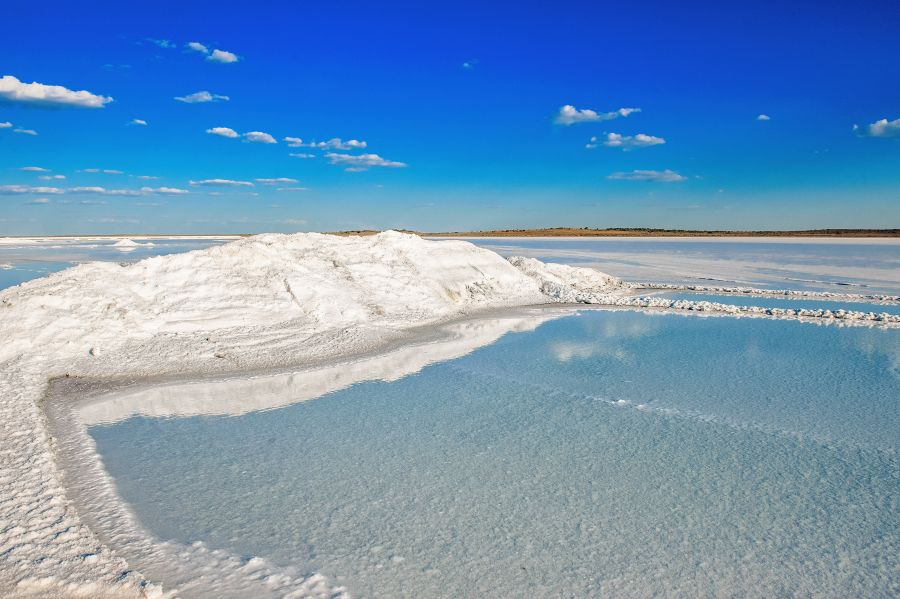 Соль добывается в озере. Озеро Баскунчак. Добыча соли на озере Баскунчак. Озеро Индер Казахстан. Озеро Баскунчак месторождение соли.