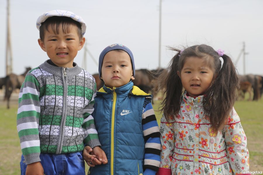 Дети в ауле. Дети Казахстана. Малыш казах. Фотографии детей в Казахстане.