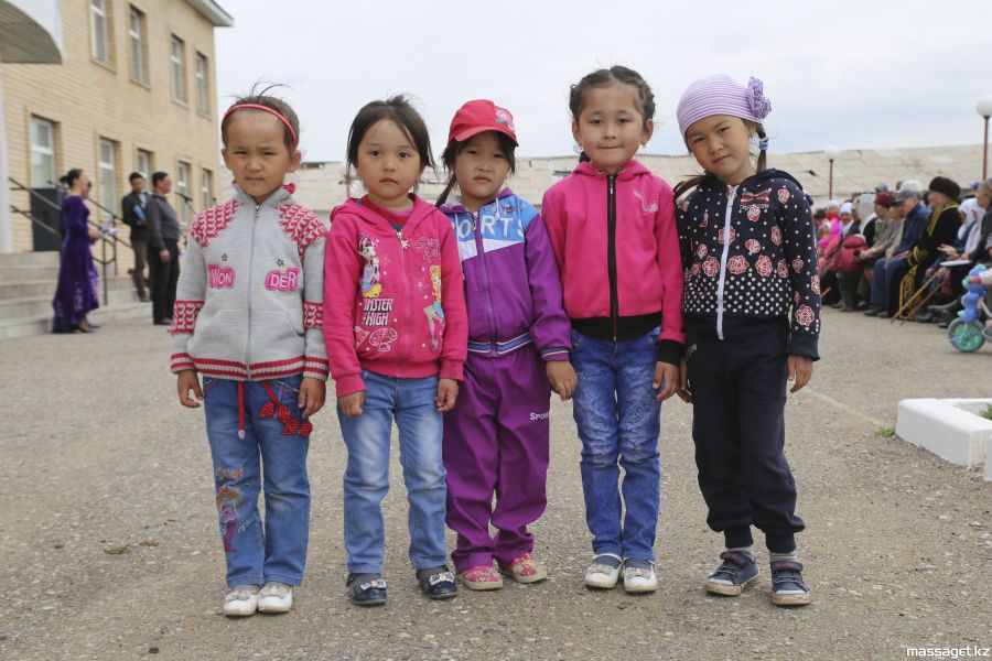 Дети в ауле. Дети Казахстана. Казахские дети в ауле. Фото казахстанских детей.